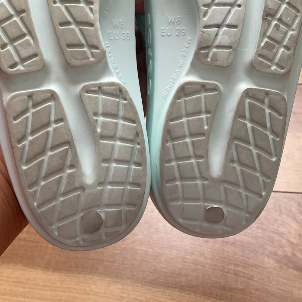 OOFOS Thong Slide Sandals - Picture 10 of 11